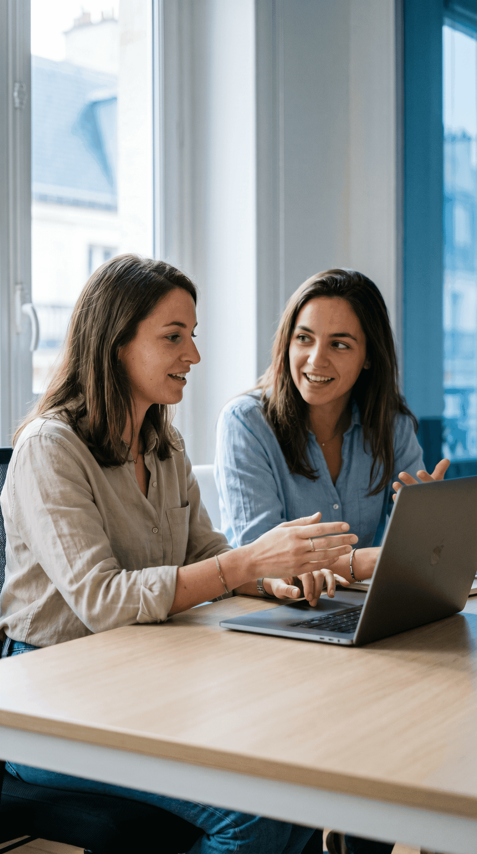 Deux consultantes Reference Software en discussion autour d'un ordinateur portable